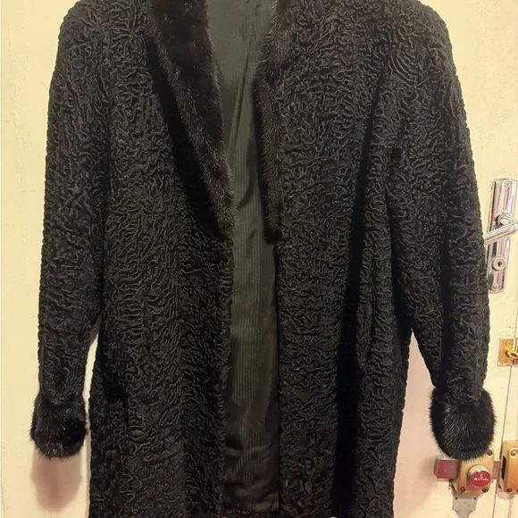 🆕 Elegant Black Genuine Fur Coat - Picture 4 of 13